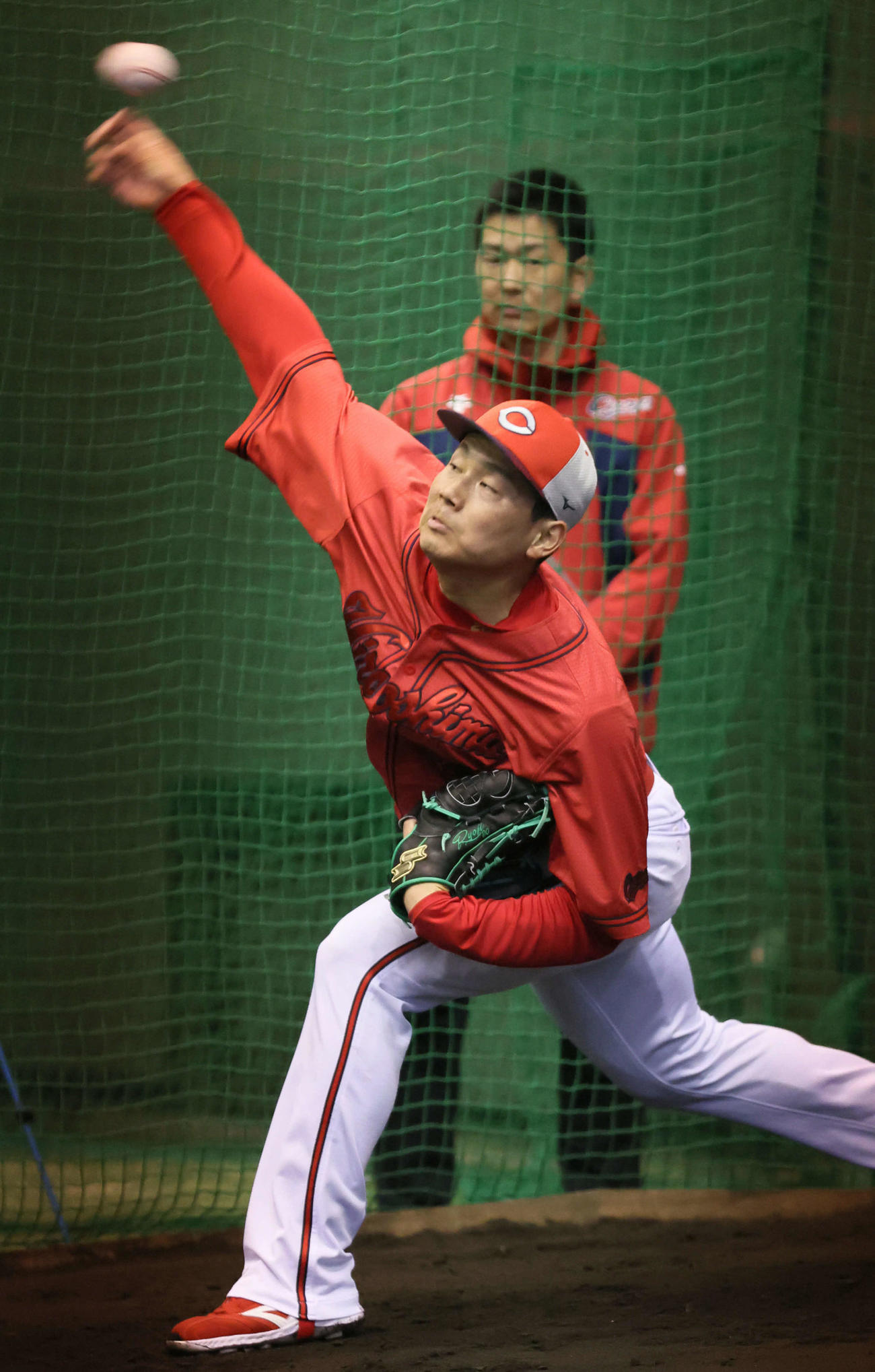 ブルペンで投球する広島栗林（撮影・加藤孝規）