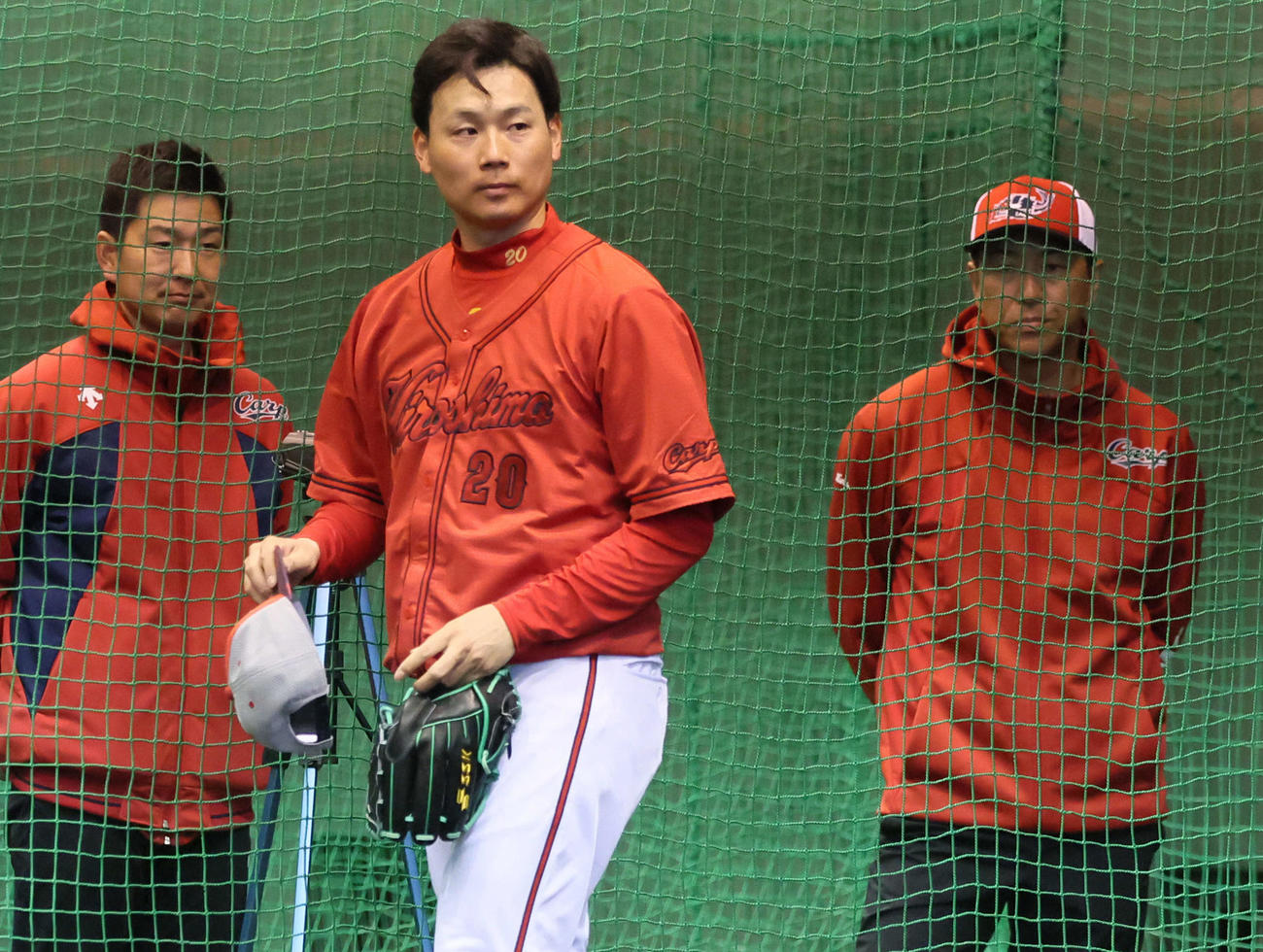 ブルペンで投球後、黒田球団アドバイザー（右）と話し合った広島栗林（撮影・加藤孝規）