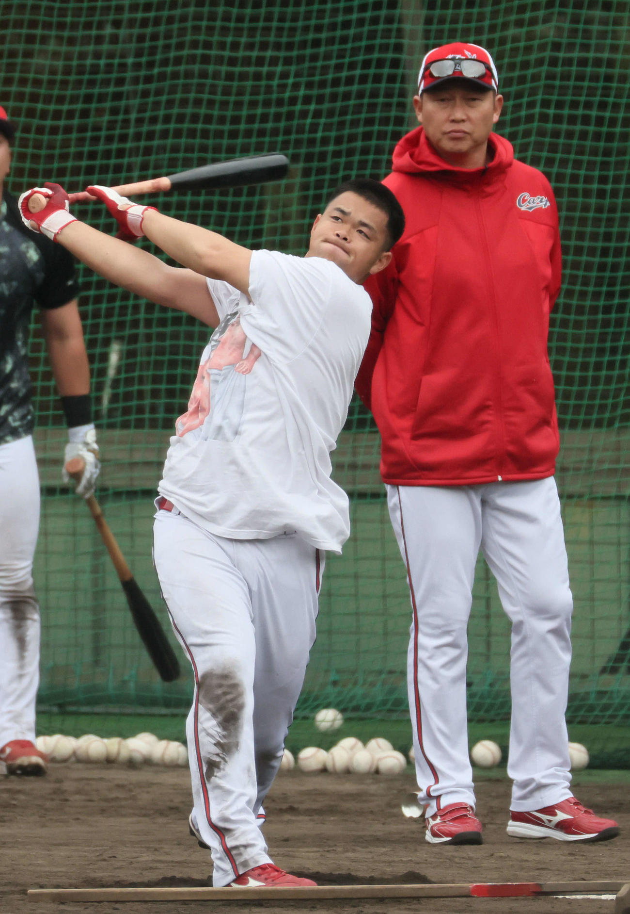 ロングティーを行う広島林と見守る新井監督（右）（撮影・加藤孝規）