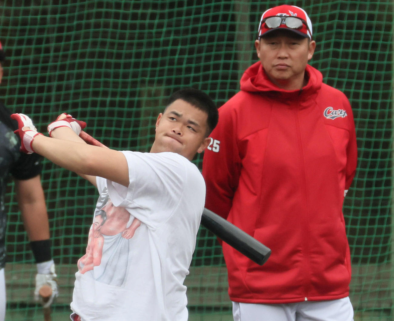 ロングティーを行う広島林と見守る新井監督（右）（撮影・加藤孝規）