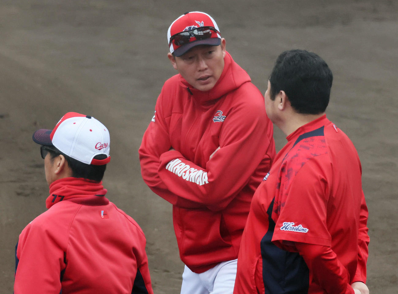 早出練習を見守る広島新井監督（中央）（撮影・加藤孝規）