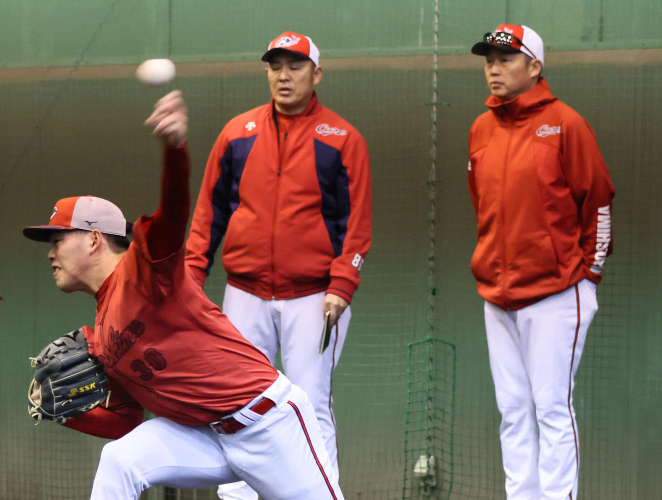 滝田の投球を見守る新井監督（右）と菊地原投手コーチ（撮影・加藤孝規）