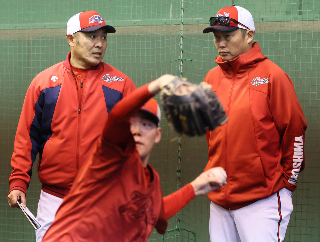 滝田の投球を見守る新井監督（右）と菊地原投手コーチ（撮影・加藤孝規）