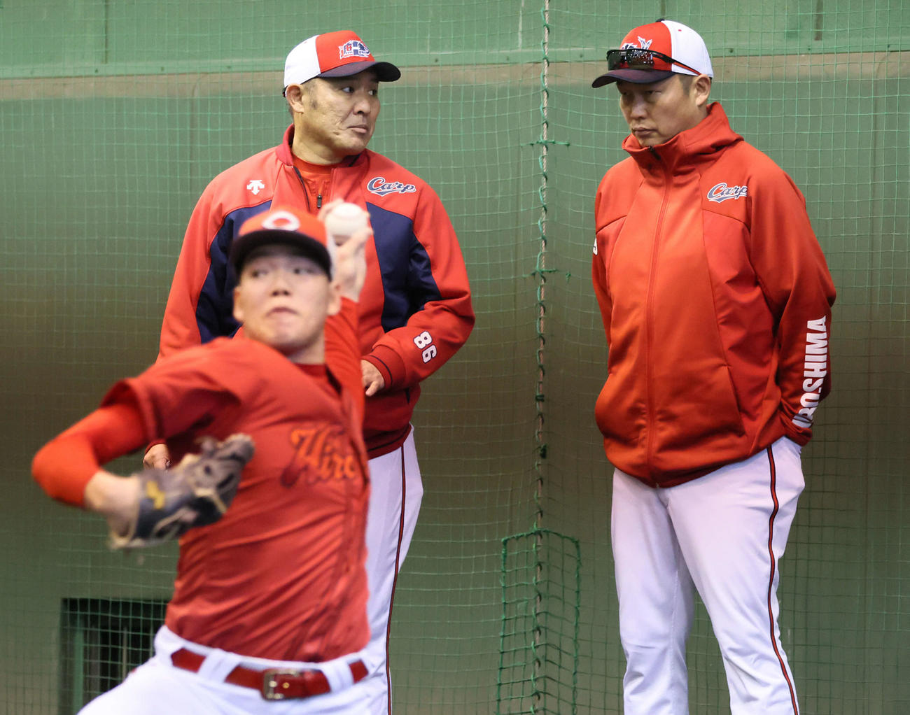 滝田の投球を見守る新井監督（右）と菊地原投手コーチ（撮影・加藤孝規）