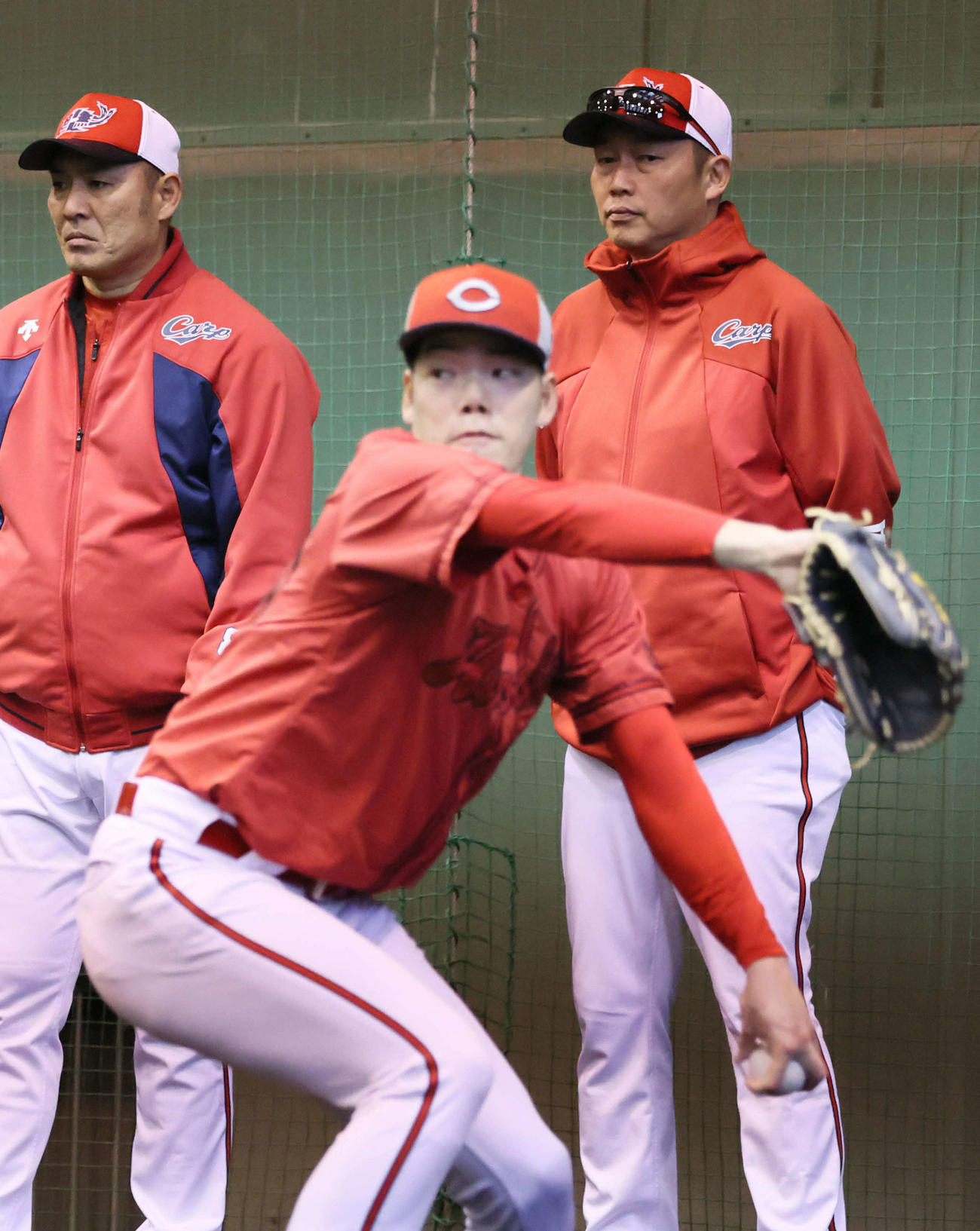 滝田の投球を見守る新井監督（右）と菊地原投手コーチ（撮影・加藤孝規）