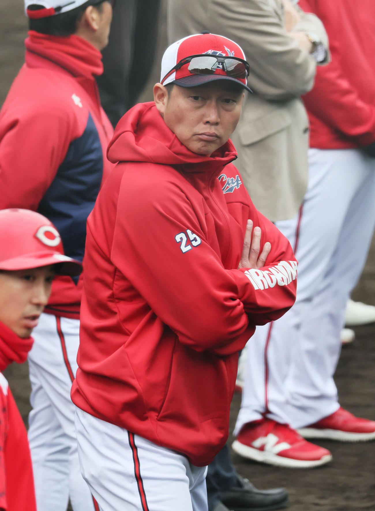 ランチ特打を見守る広島新井監督（撮影・加藤孝規）