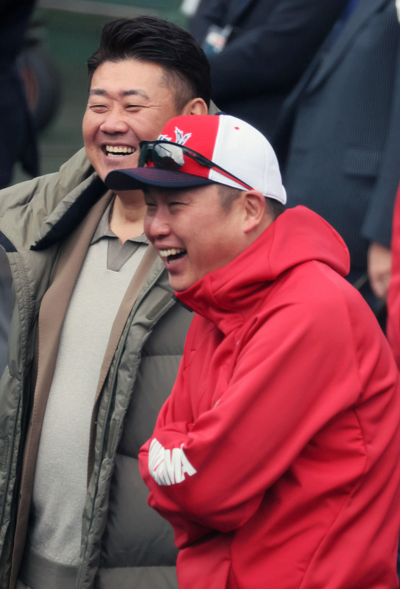 松坂大輔氏（左）と談笑する広島新井監督（撮影・加藤孝規）