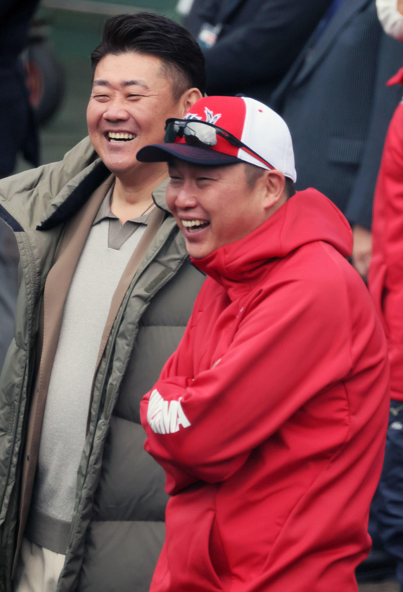 松坂大輔氏（左）と談笑する広島新井監督（撮影・加藤孝規）