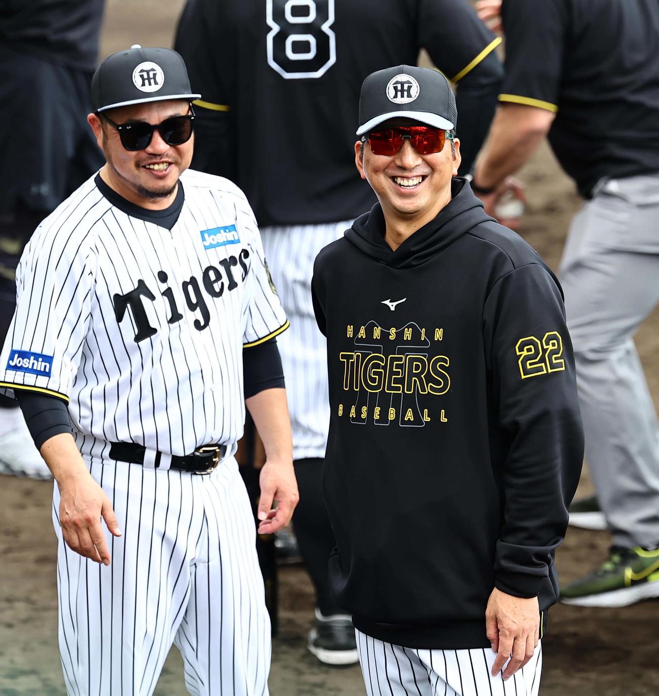 笑顔を見せる藤川監督（右）と小谷野コーチ（撮影・上田博志）