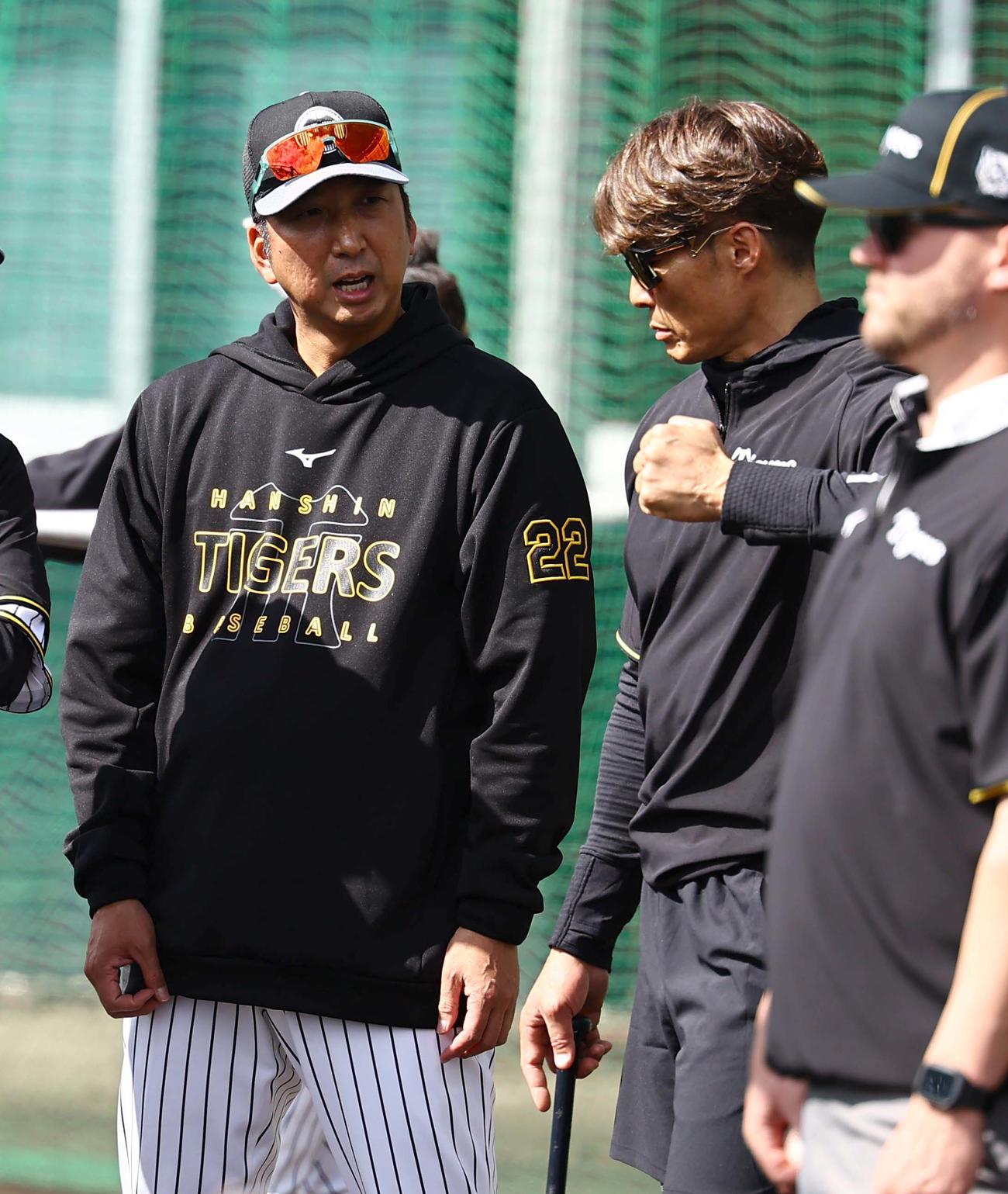 藤川監督（左）は糸井臨時コーチと話をする（撮影・上田博志）