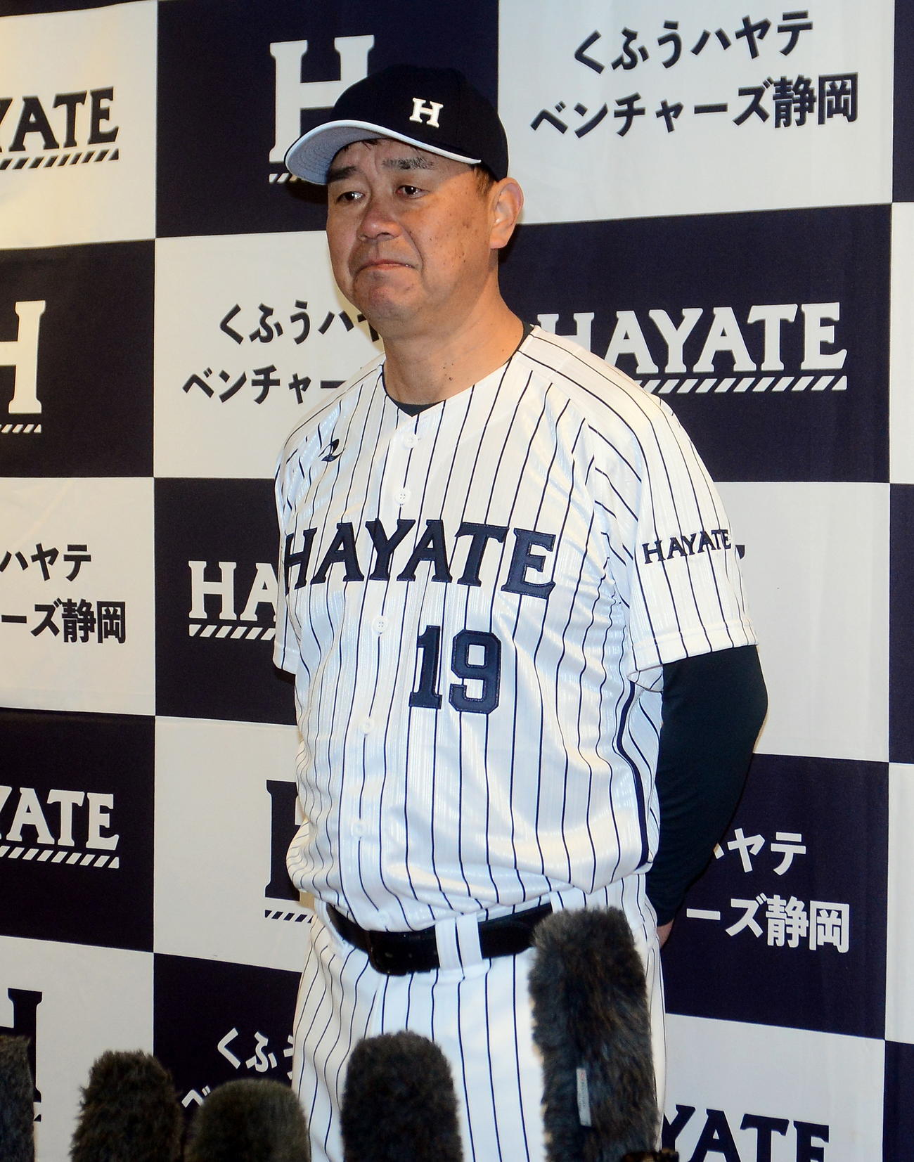 取材に応じるくふうハヤテ赤堀監督