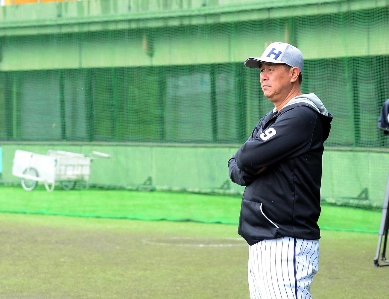 選手の様子を見守るくふうハヤテ赤堀監督
