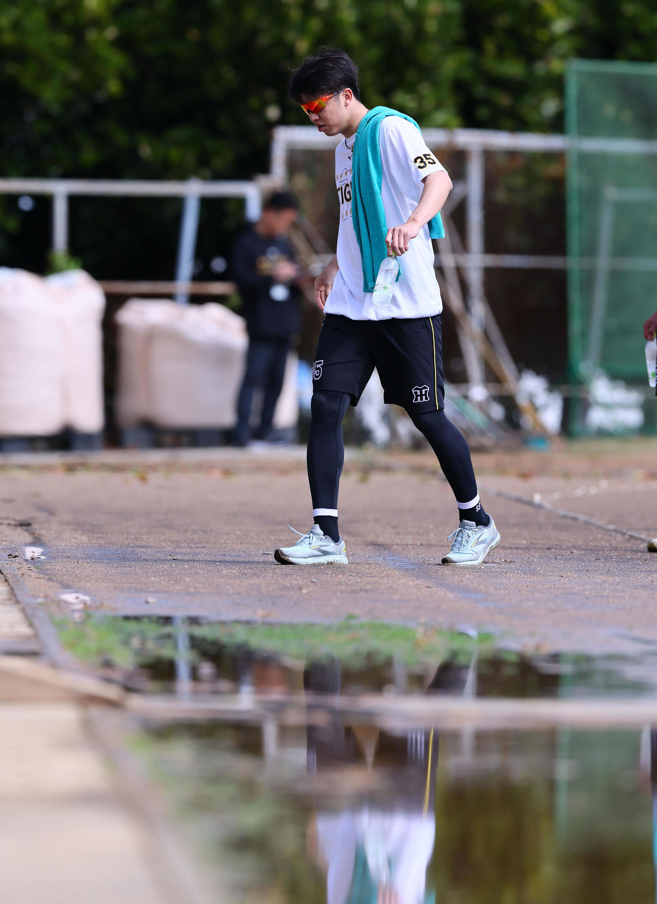 ランニングを終え、ぬかるんだ足下を気にしながらサインに向かう阪神才木（撮影・藤尾明華）