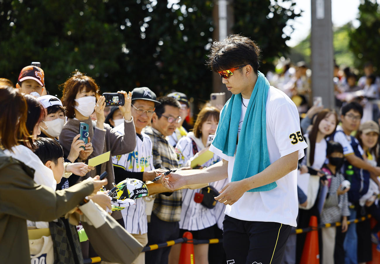 ファンにサインする阪神才木（撮影・藤尾明華）