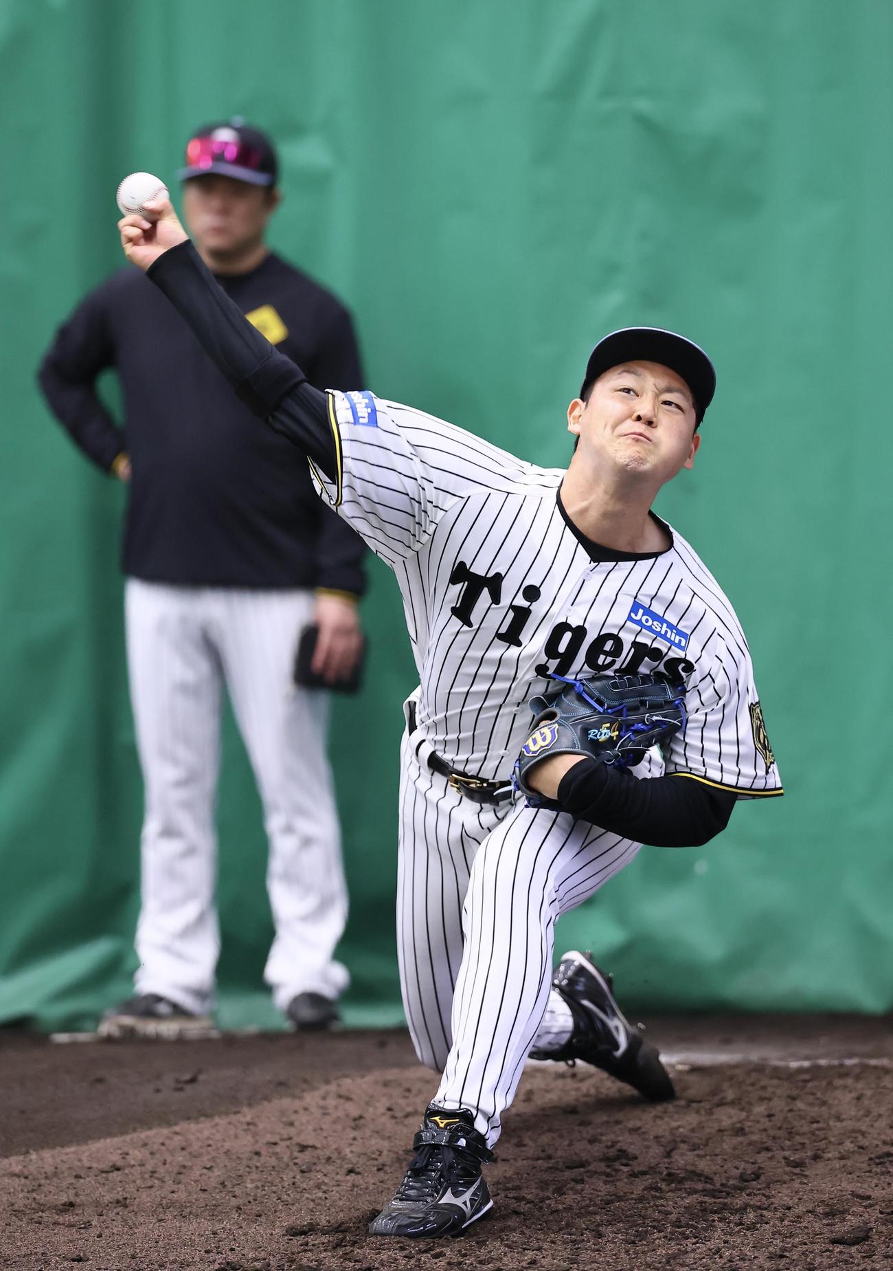 ブルペンで投球練習する木下（撮影・藤尾明華）