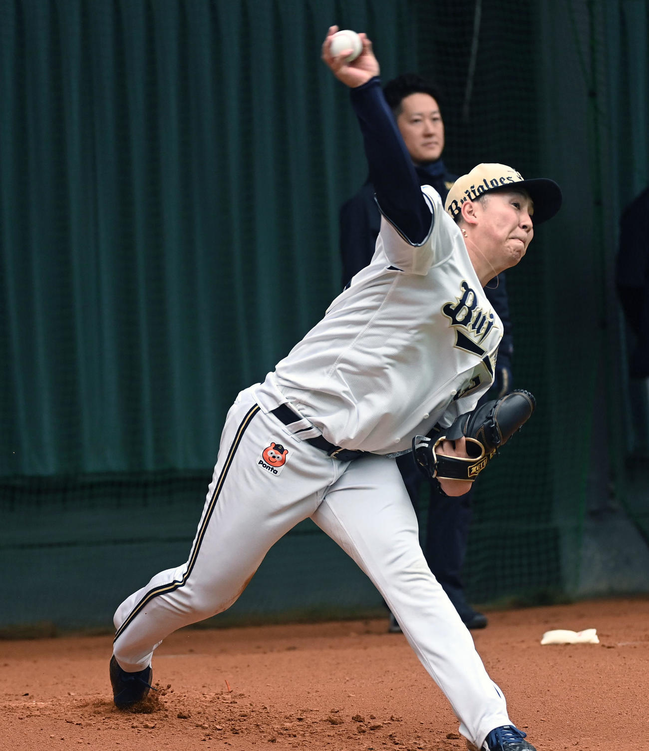 ブルペンで投球練習を行うオリックス古田島（撮影・前岡正明）