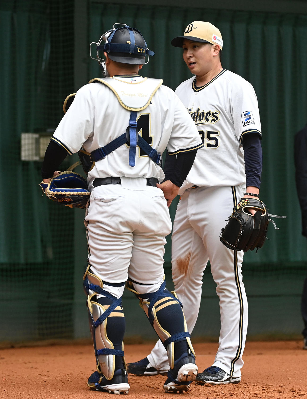 ブルペンで森（左）と話すオリックス古田島（撮影・前岡正明）