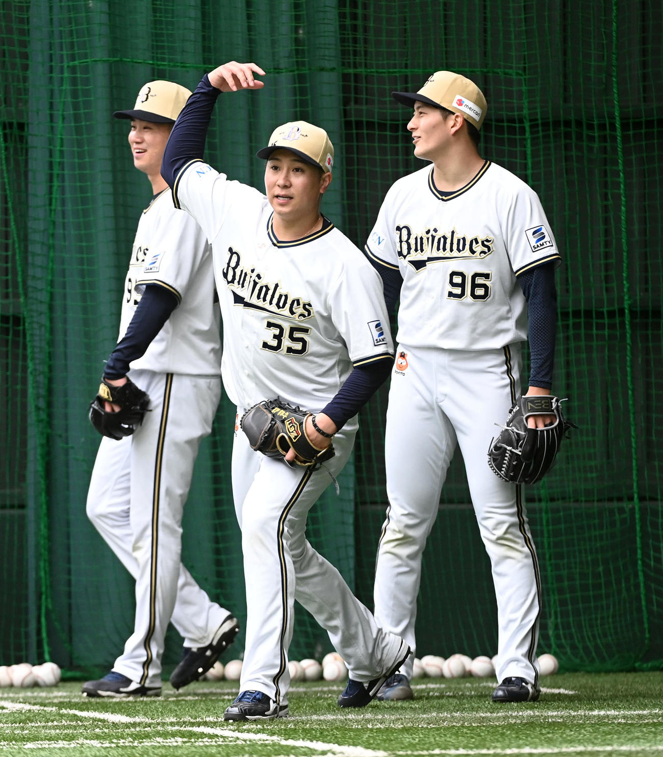 守備練習を行うオリックス古田島（撮影・前岡正明）