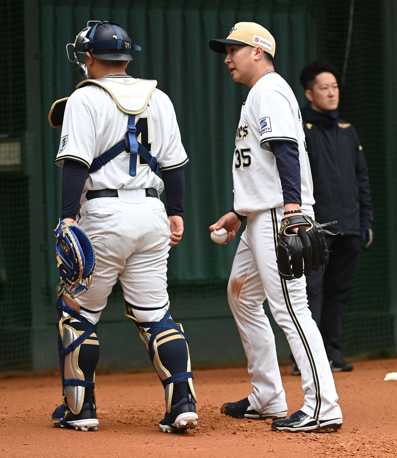 ブルペンで森（左）と話すオリックス古田島（撮影・前岡正明）