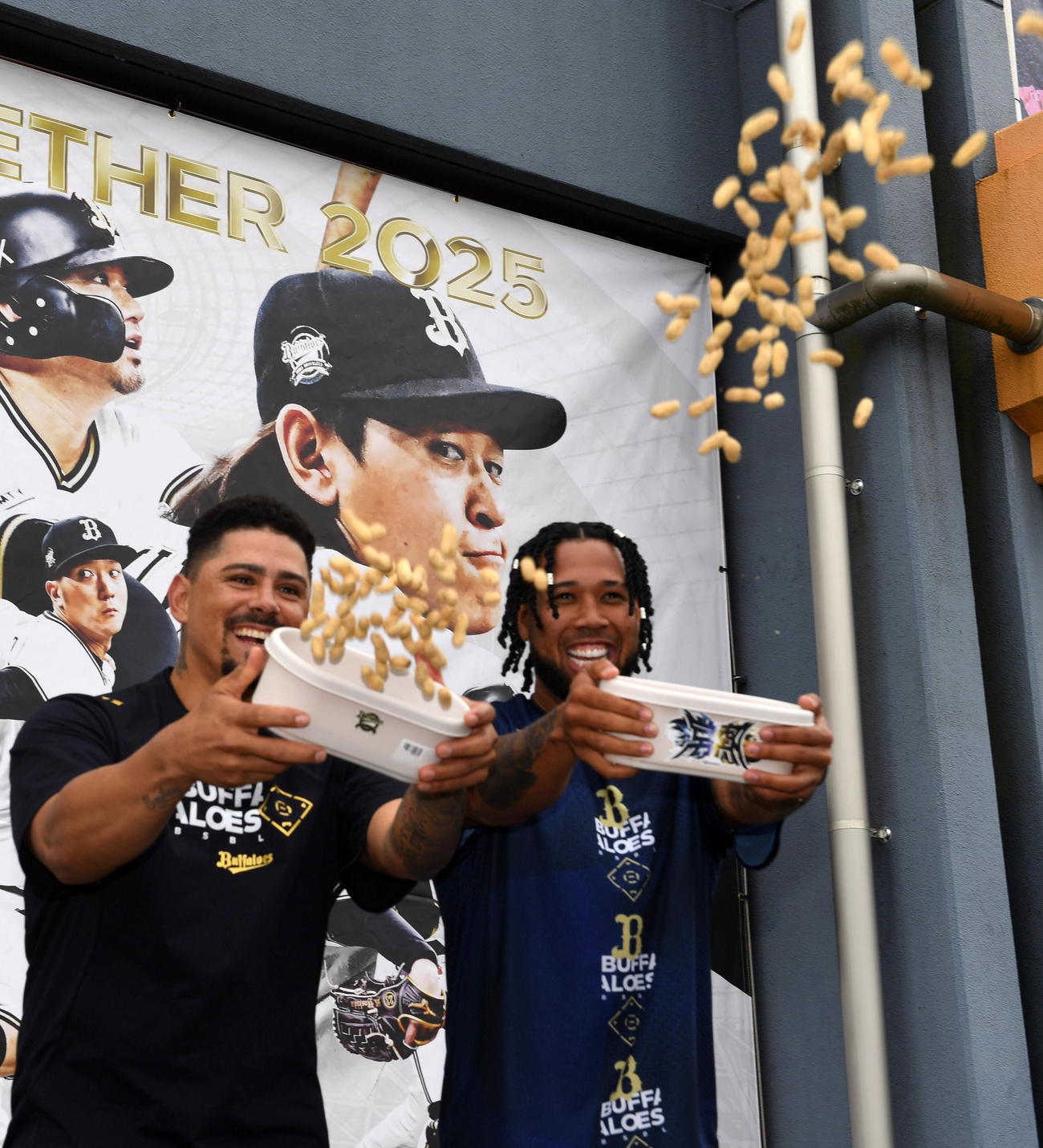 豆まきを行ったオリックス・マチャド（左）とエスピノーザ（撮影・前岡正明）