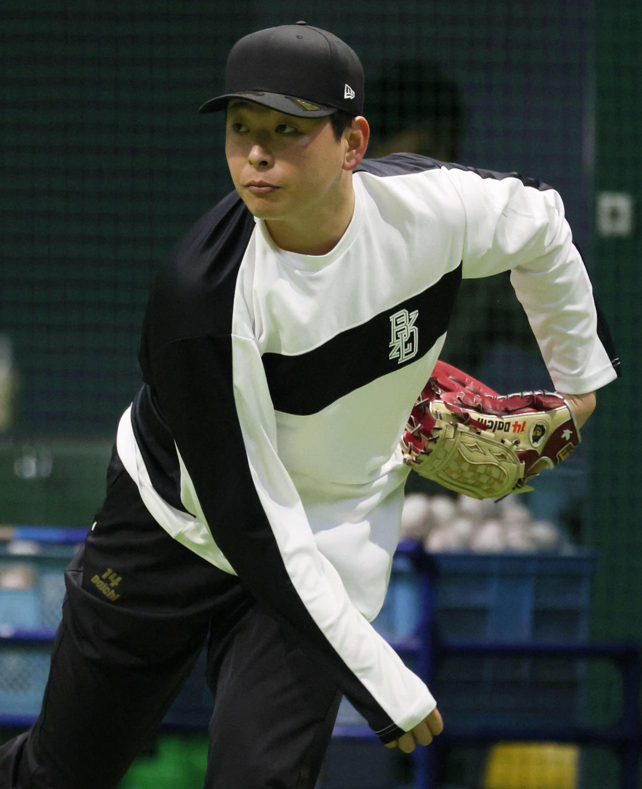 1月22日、合同自主トレでキャッチボールをする広島大瀬良大地