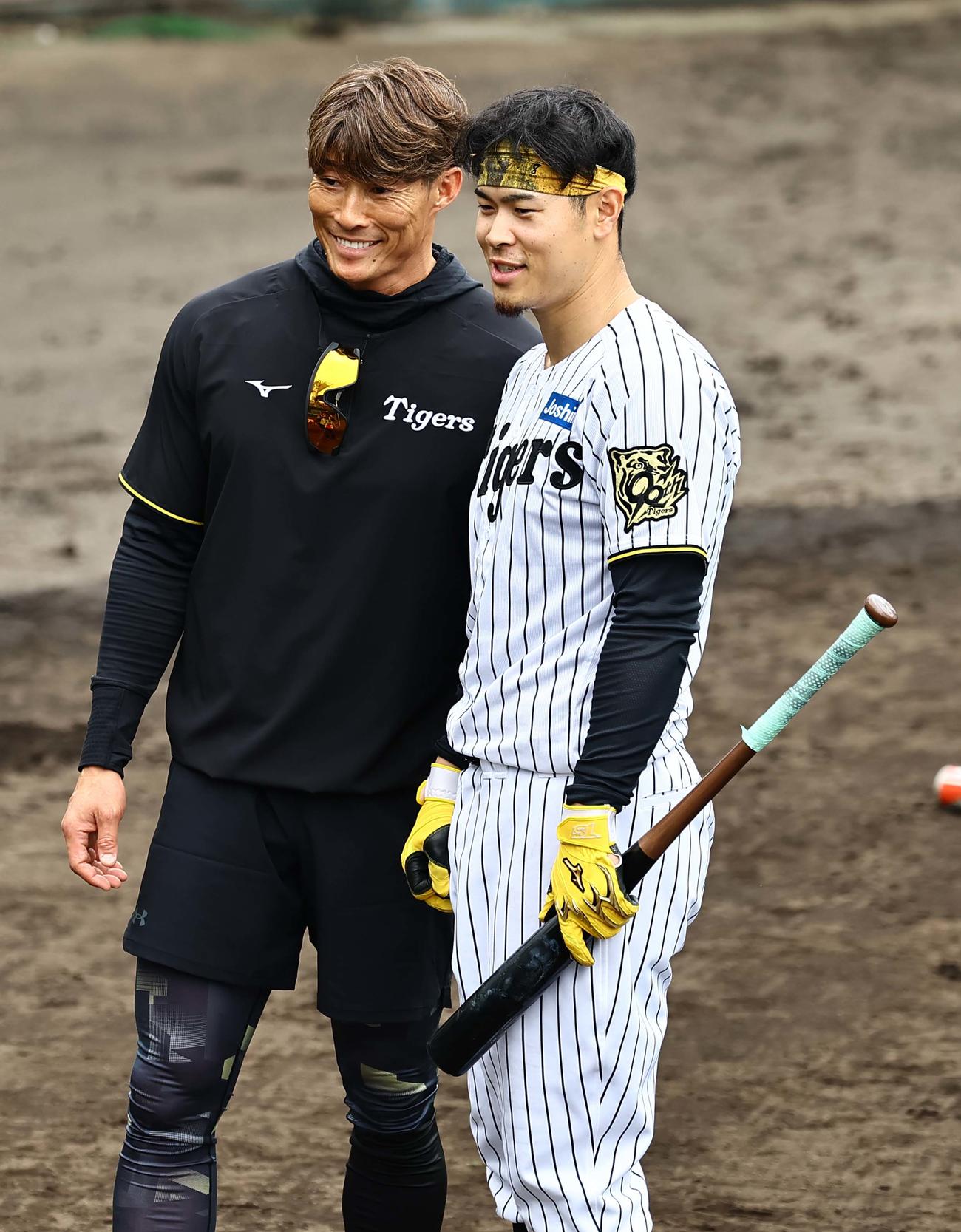 笑顔を見せる臨時コーチの糸井氏（左）と佐藤輝（撮影・上田博志）