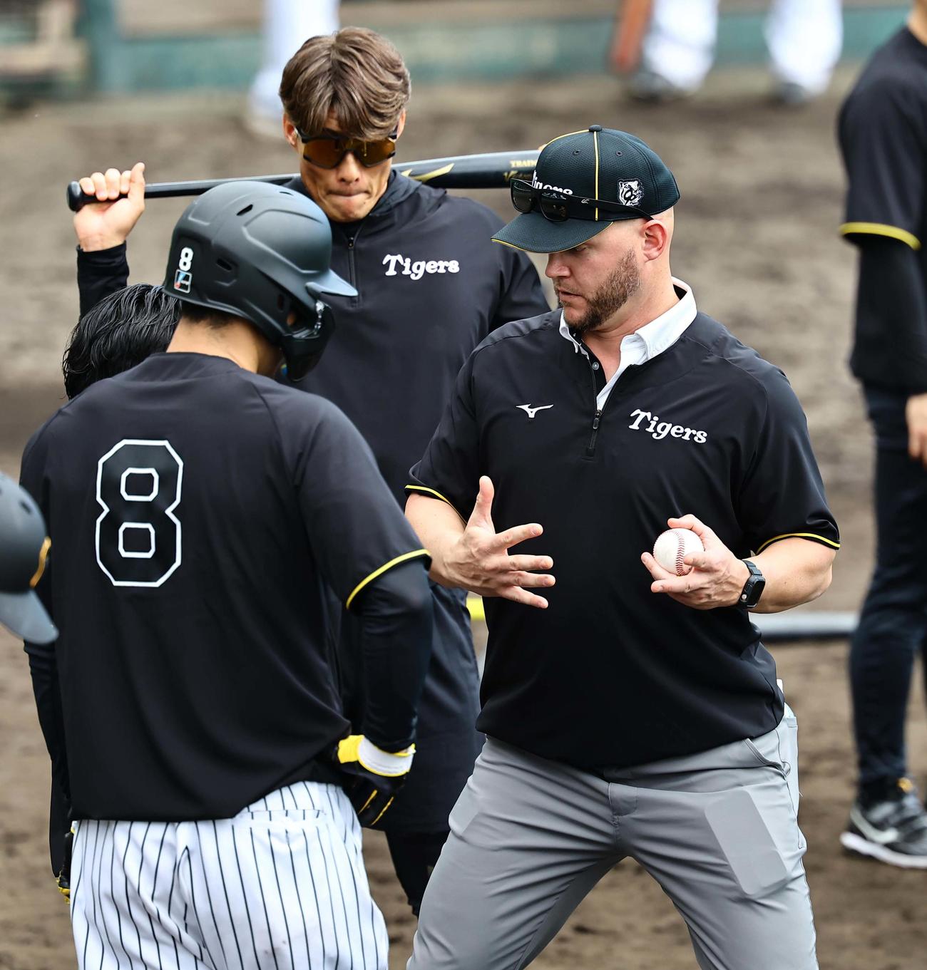 佐藤輝を指導するサンズ氏。中央は糸井臨時コーチ（撮影・上田博志）