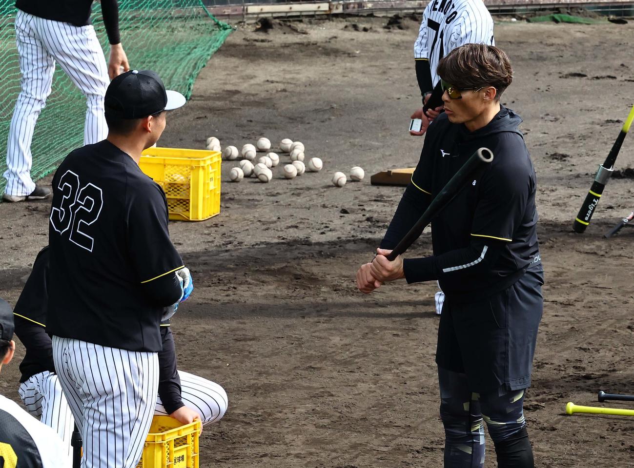井上（左）に打撃指導をする糸井臨時コーチ（撮影・上田博志）