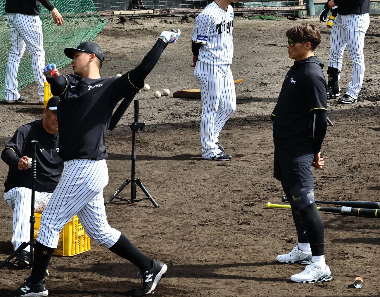 井上（左）に打撃指導を見守る糸井臨時コーチ（撮影・上田博志）