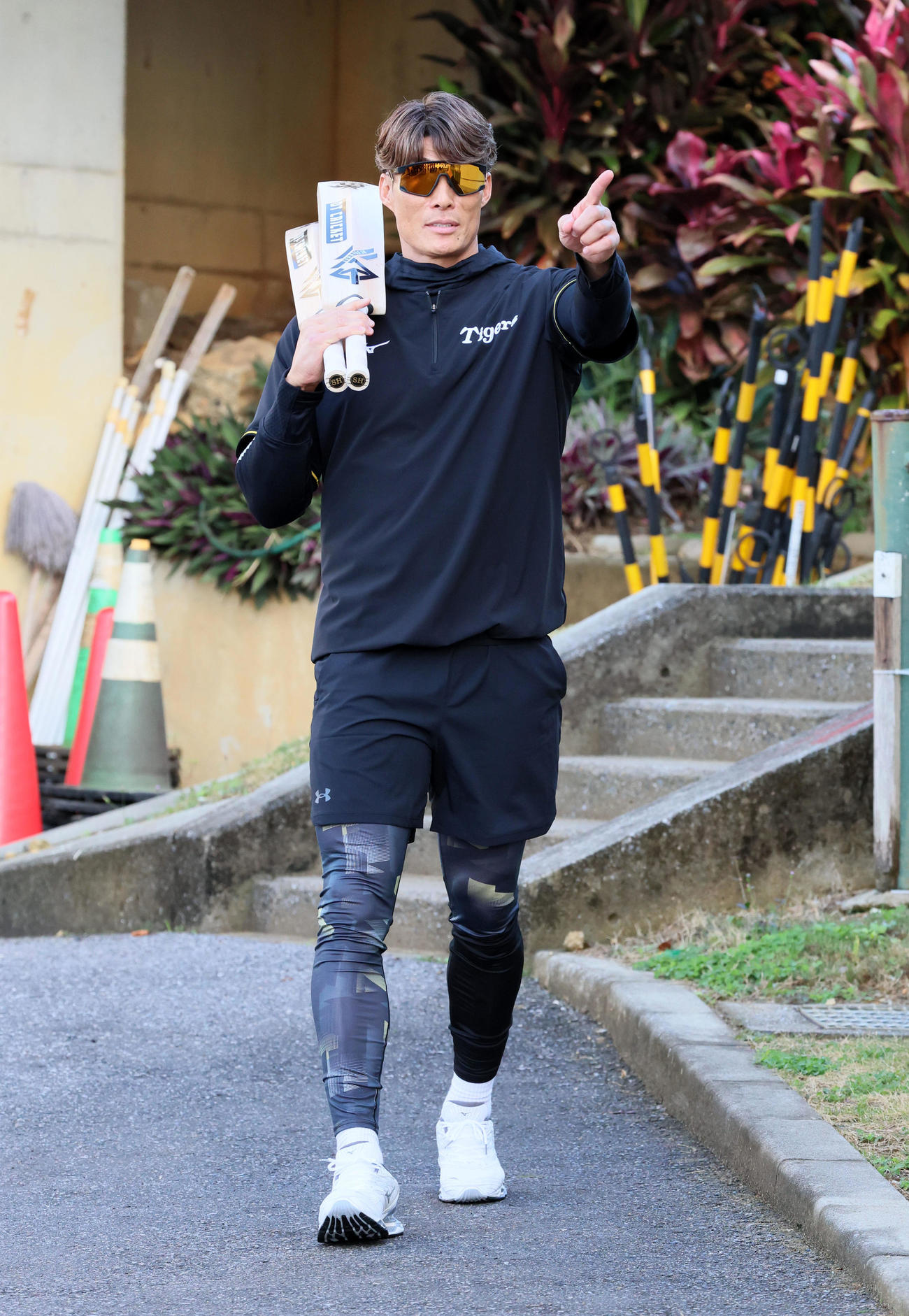 臨時コーチとしてクリケットバット持参で宜野座に現れた糸井SA（撮影・加藤哉）