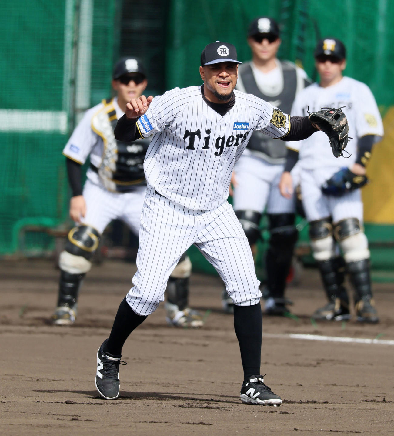 シートノックで中継に入るヘルナンデス（撮影・加藤哉）
