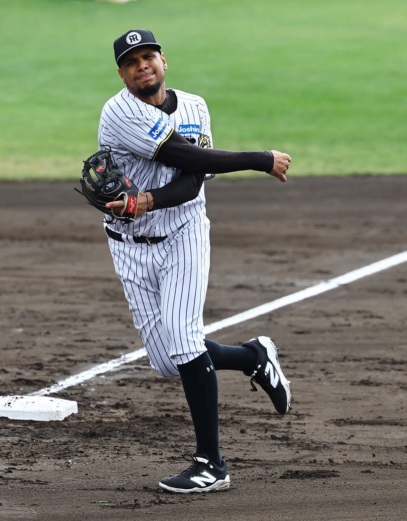 シートノックの打球を本塁へ送球するヘルナンデス（撮影・上田博志）