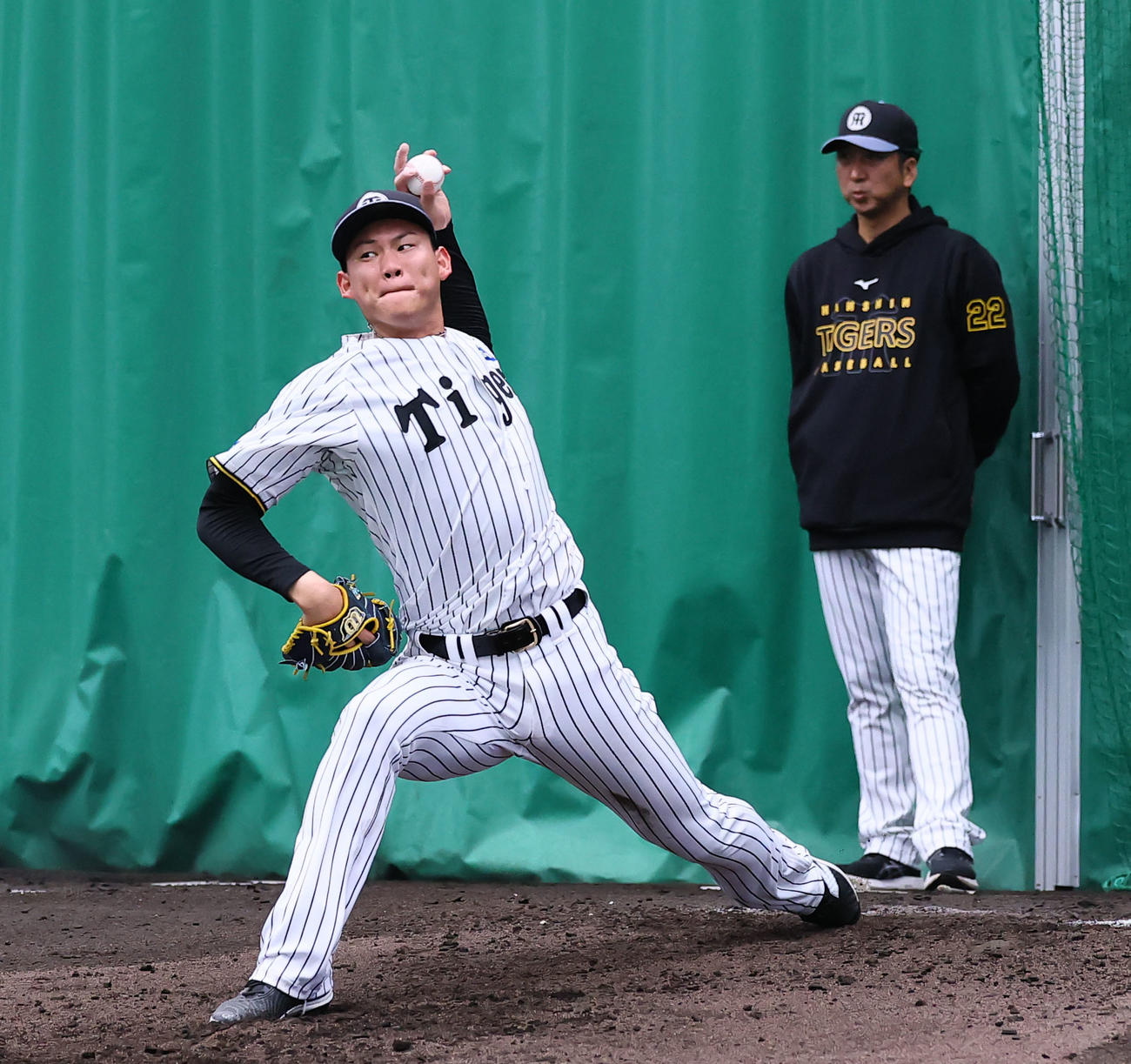 藤川監督が見つめる中、ブルペンで投球練習をする及川（撮影・藤尾明華）