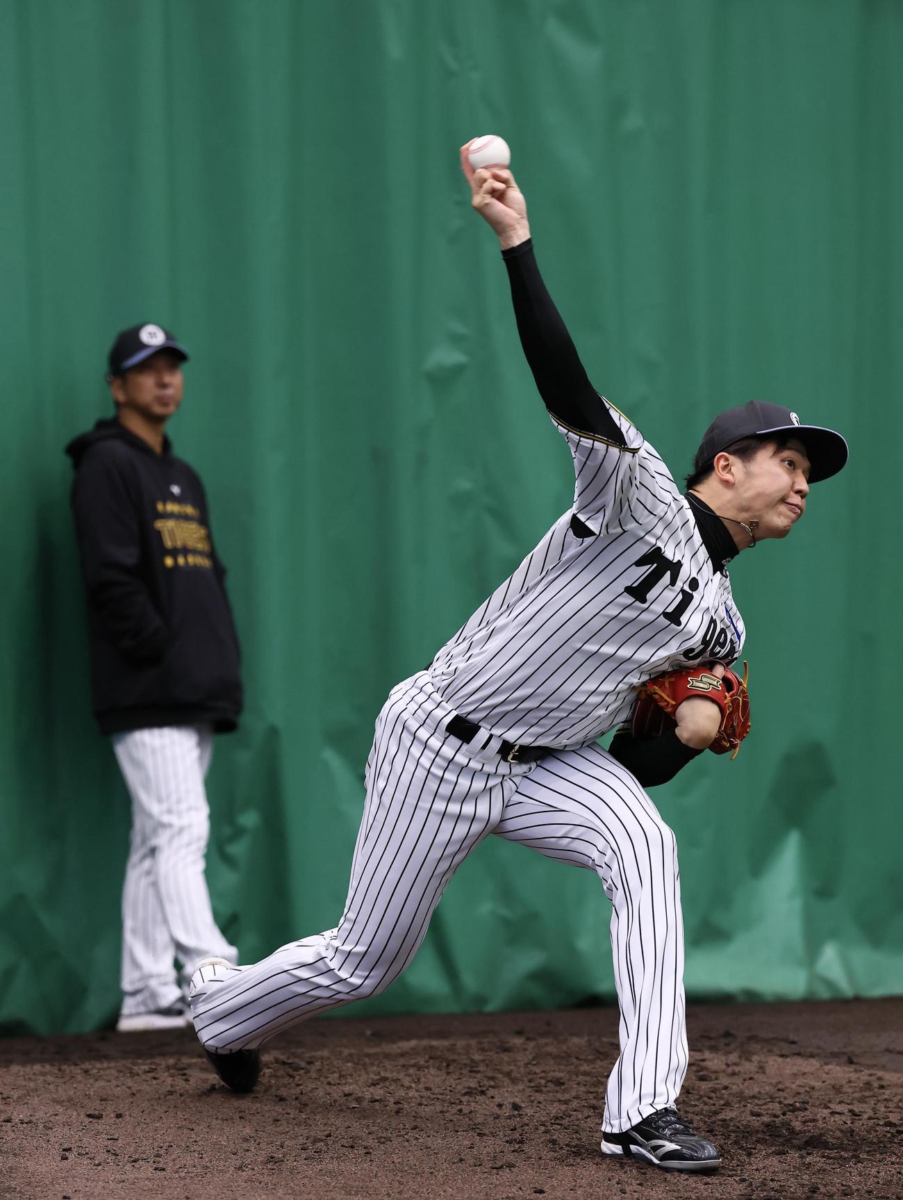 藤川監督が見つめる中、ブルペンで投球練習する才木（撮影・藤尾明華）