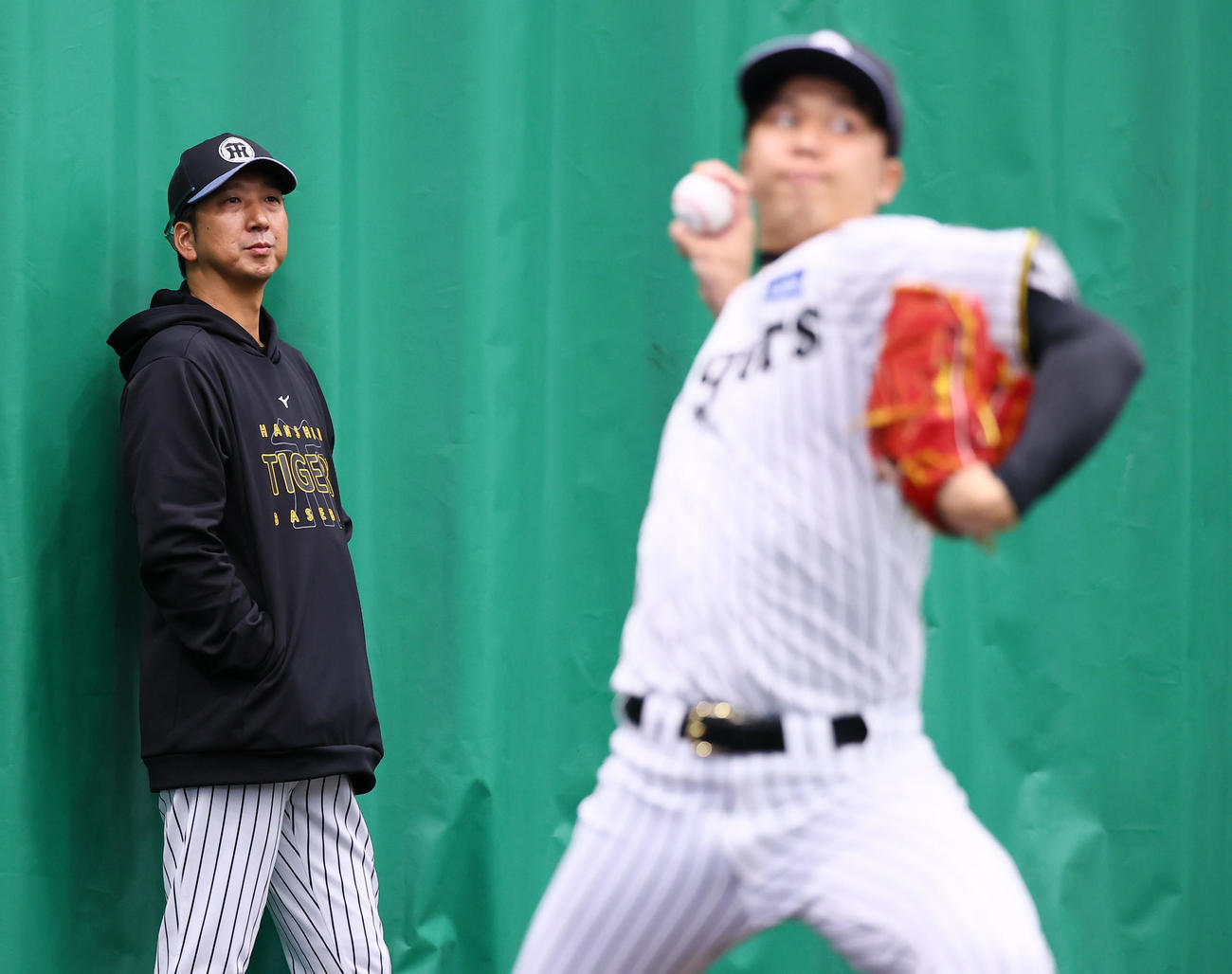ブルベンで投球練習をする才木を見つめる藤川監督（左）（撮影・藤尾明華）