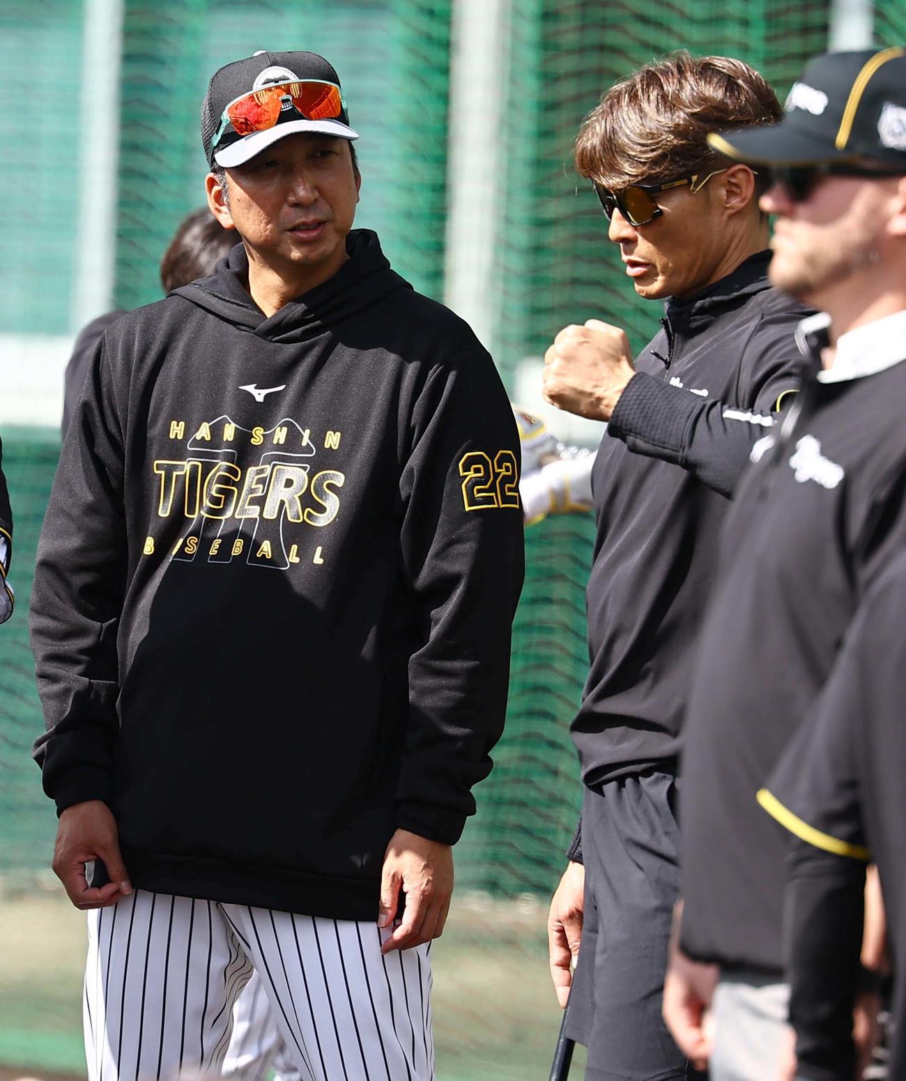 藤川監督（左）は糸井臨時コーチと話をする（撮影・上田博志）