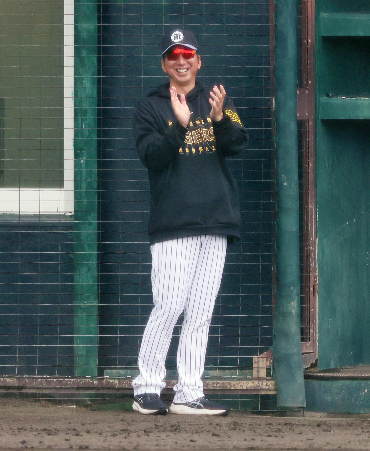 シートノックを見守り最後は笑顔で拍手を送った藤川監督（撮影・加藤哉）
