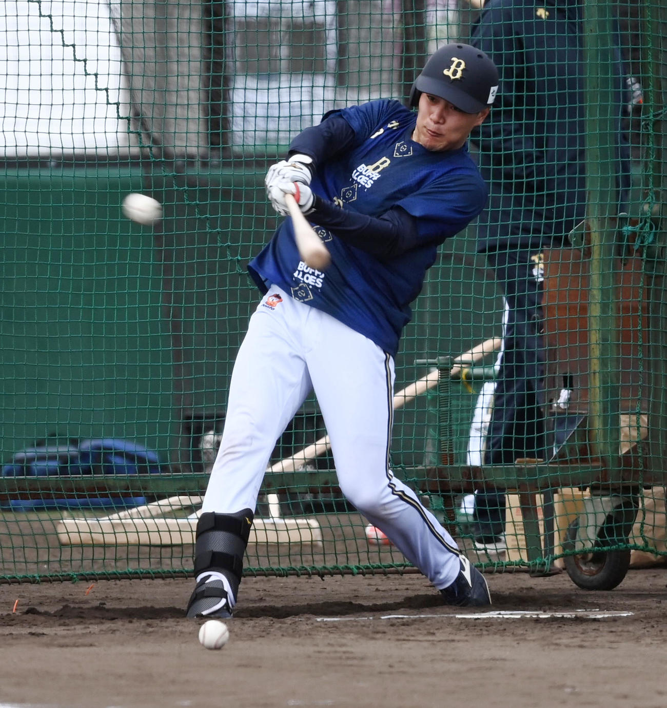 打撃練習を行うオリックス麦谷（撮影・前岡正明）