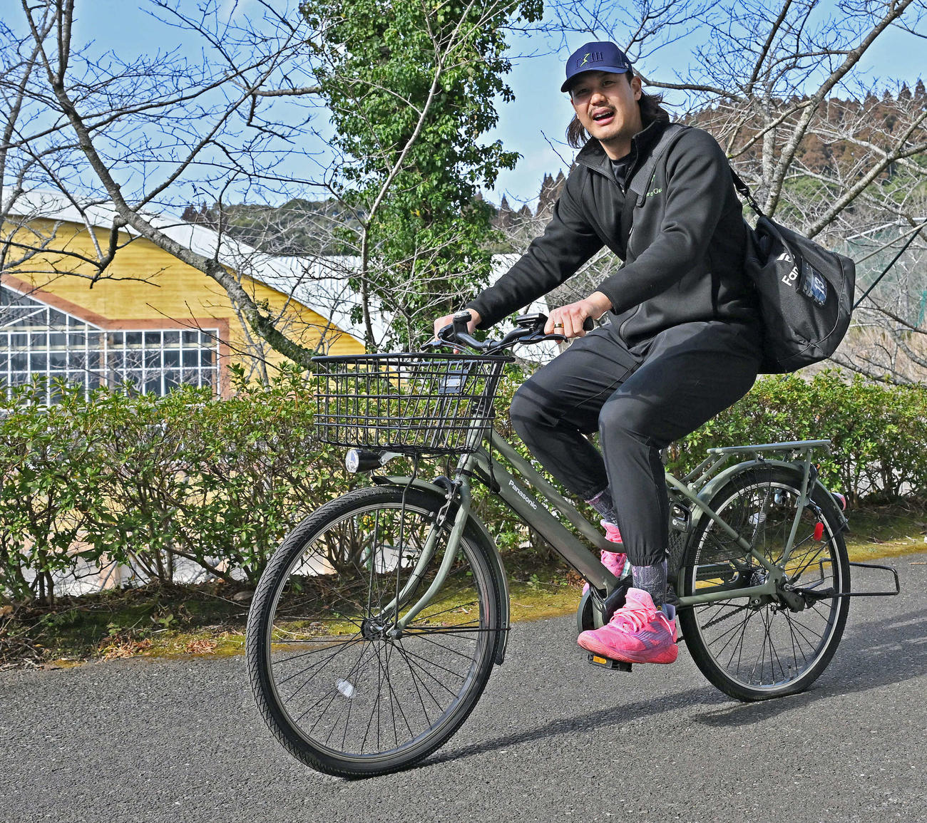 自転車に乗り引き揚げる西武高橋（撮影・滝沢徹郎）