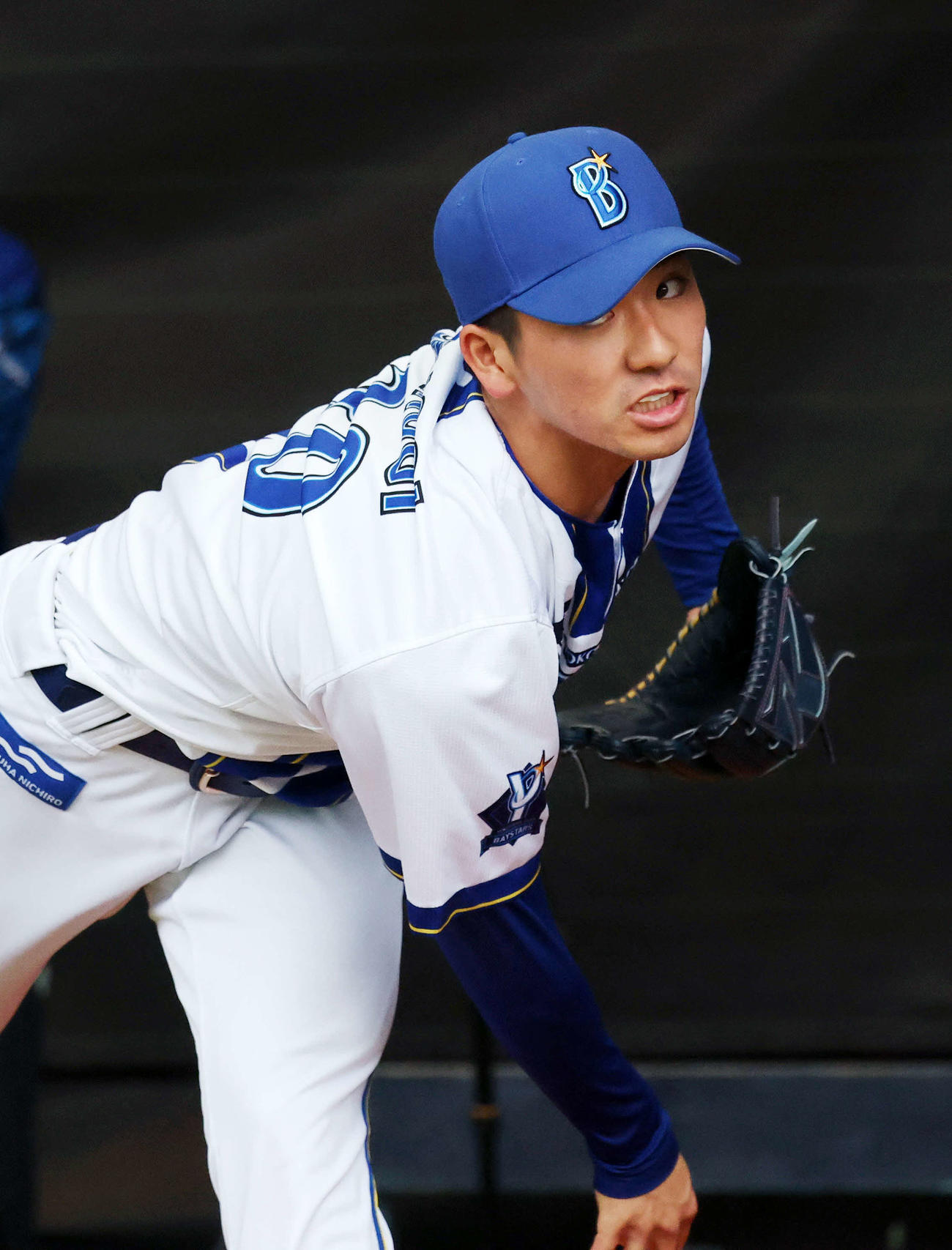 ブルペンで投球練習するDeNA篠木（撮影・鈴木正人）