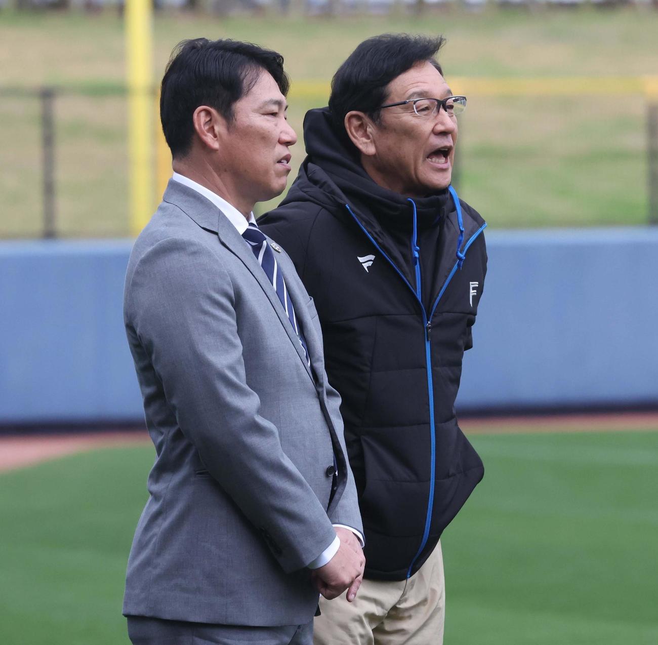 視察に訪れた侍ジャパン井端監督（左）と話す日本ハム栗山CBO（撮影・黒川智章）