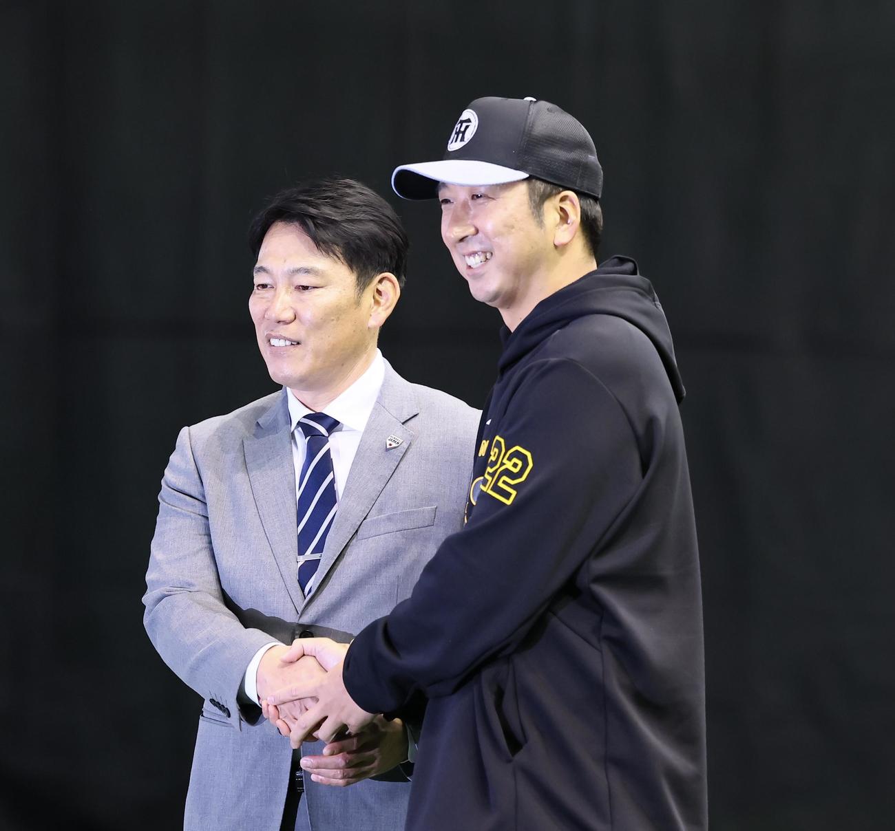 握手を交わす侍ジャパン井端監督（左）と阪神藤川監督（撮影・藤尾明華）