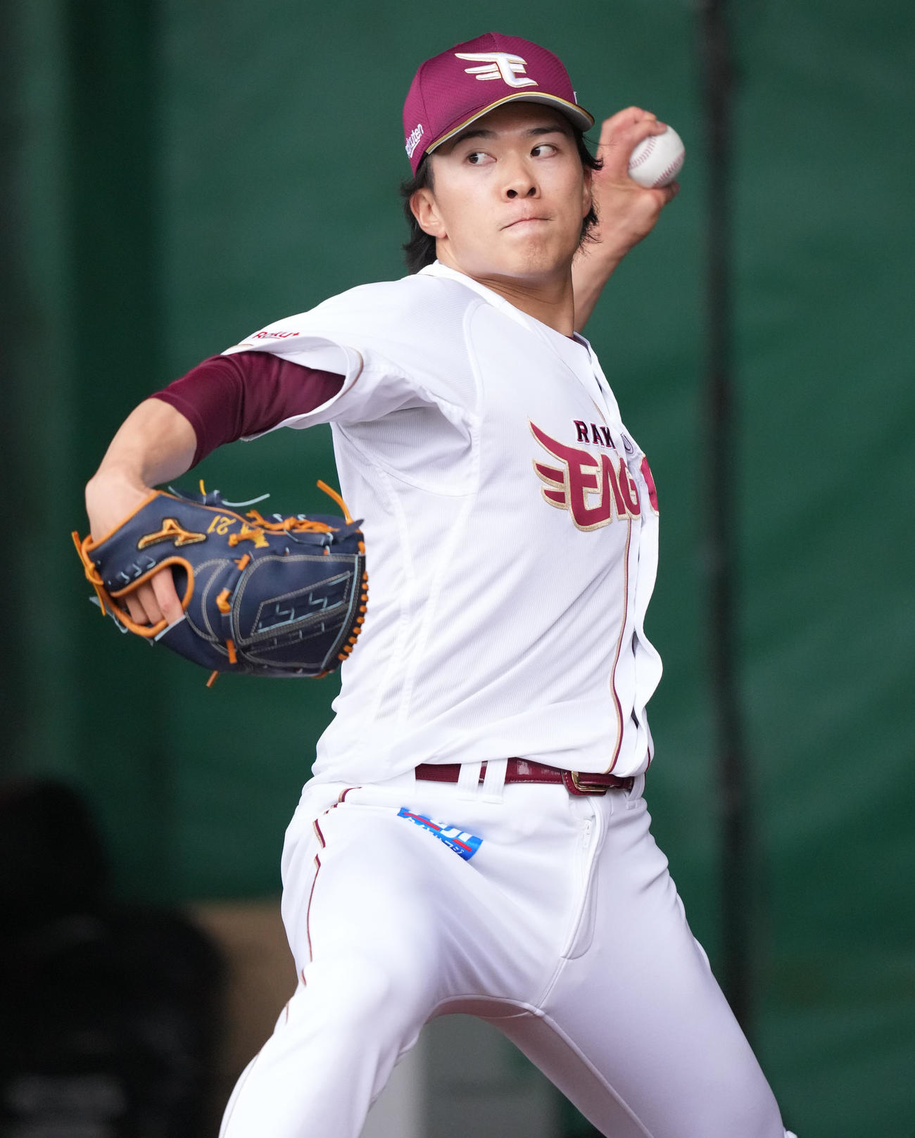 ブルペンで投球する楽天早川（撮影・鈴木みどり）