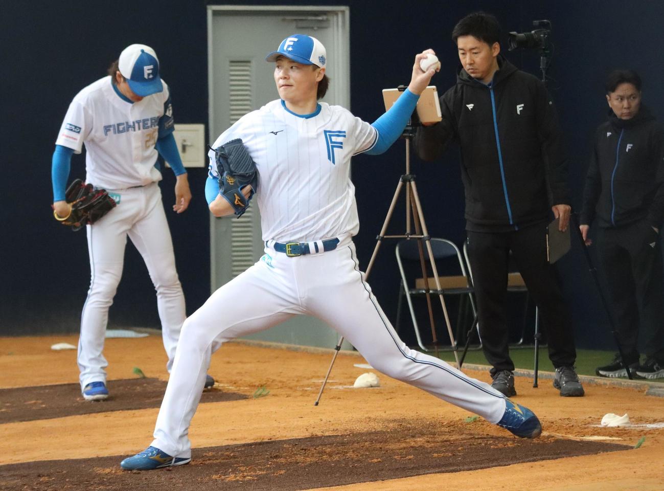 ブルペンで投球練習をする日本ハム山崎（撮影・永野高輔）