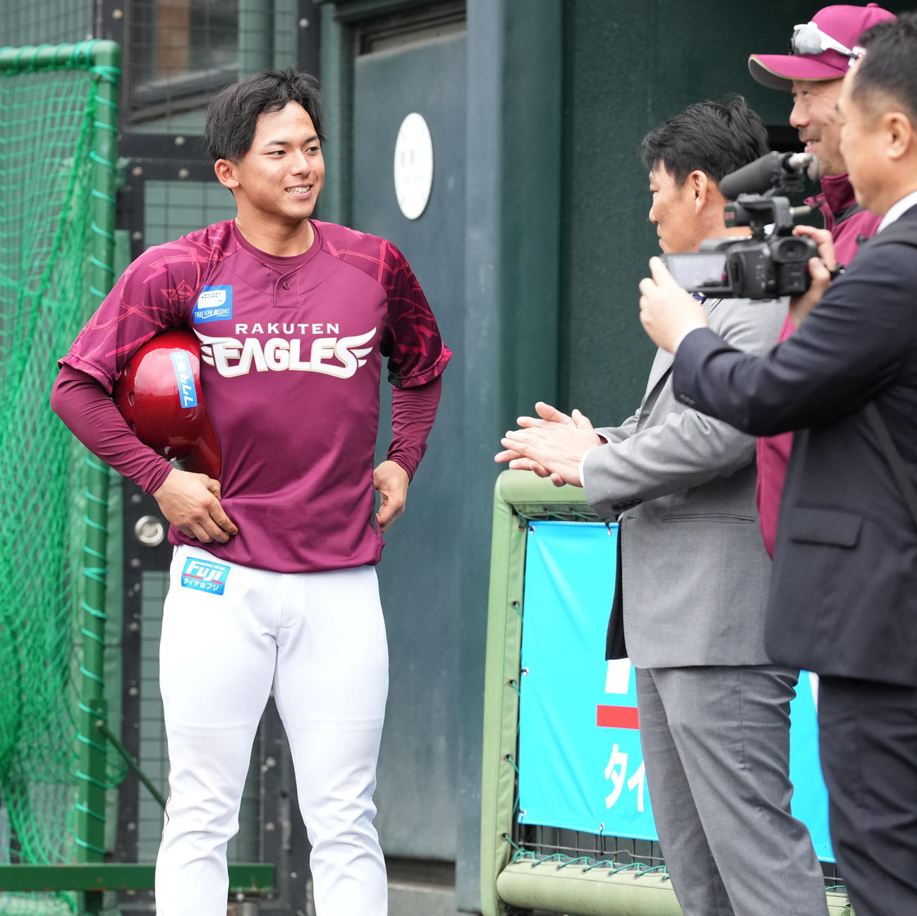 侍ジャパン井端監督（右奥）にあいさつする楽天宗山（撮影・鈴木みどり）
