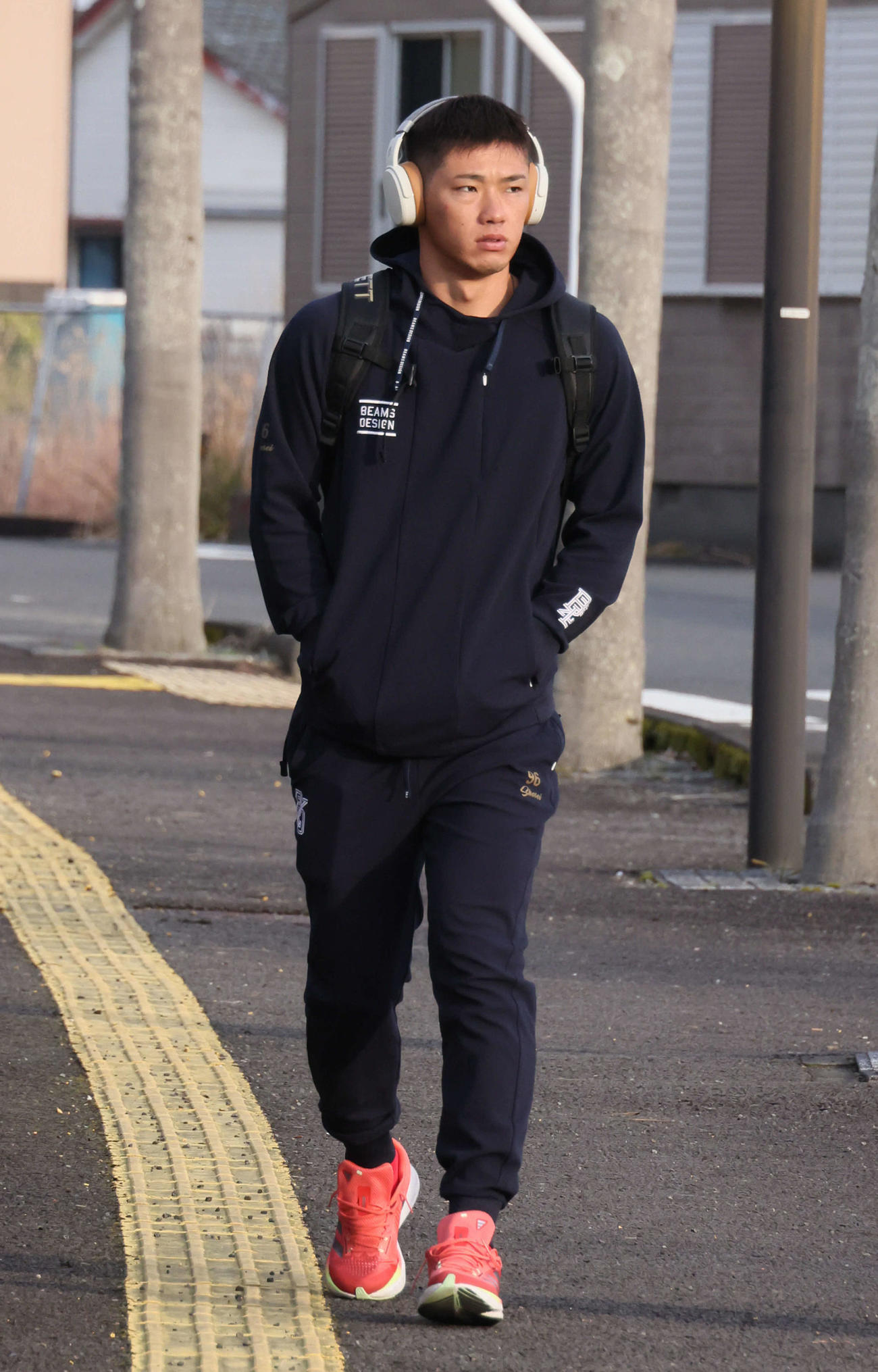 「徒歩通勤」する広島中村奨（撮影・加藤孝規）