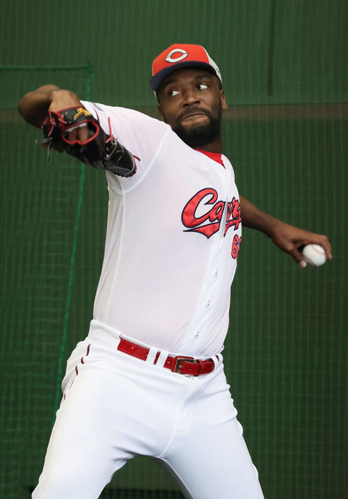 ブルペンで投げる広島ハーン（撮影・加藤孝規）
