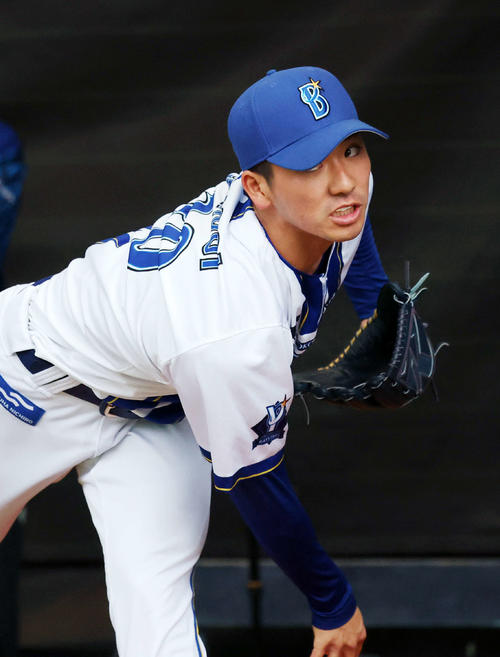 ブルペンで投球練習するDeNA篠木（撮影・鈴木正人）