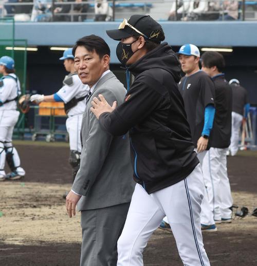 視察に訪れた侍ジャパン井端監督（左）と話す日本ハム新庄監督（撮影・黒川智章）