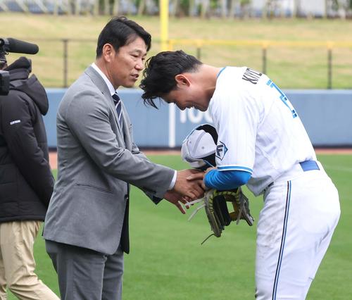 視察に訪れた侍ジャパン井端監督（左）と握手する日本ハム清宮幸（撮影・黒川智章）